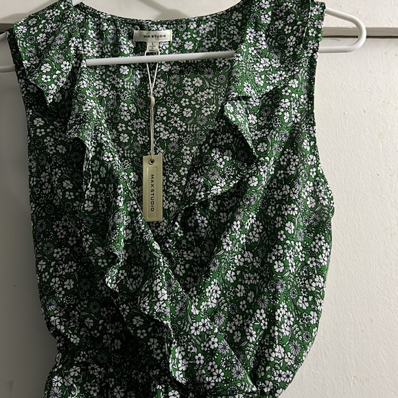 New with tags max studio green with flowers sleeveless top - Picture 2 of 4